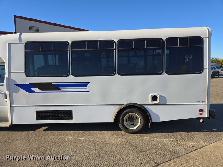 image for item DY1427 2016 Ford E450 shuttle bus