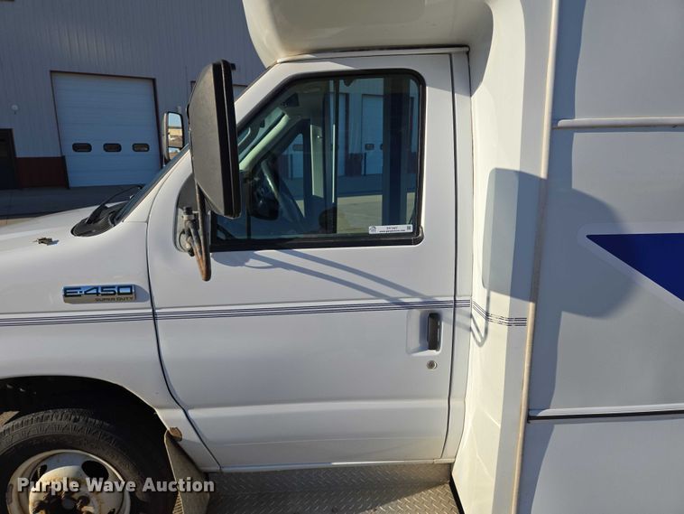 image for item DY1427 2016 Ford E450 shuttle bus