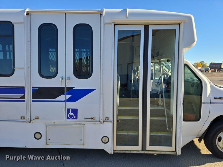 image for item DY1427 2016 Ford E450 shuttle bus