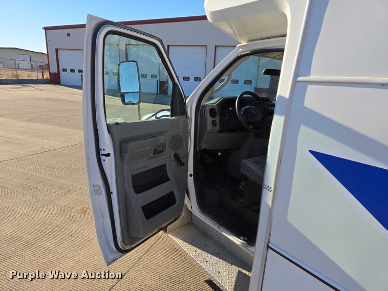 image for item DY1427 2016 Ford E450 shuttle bus