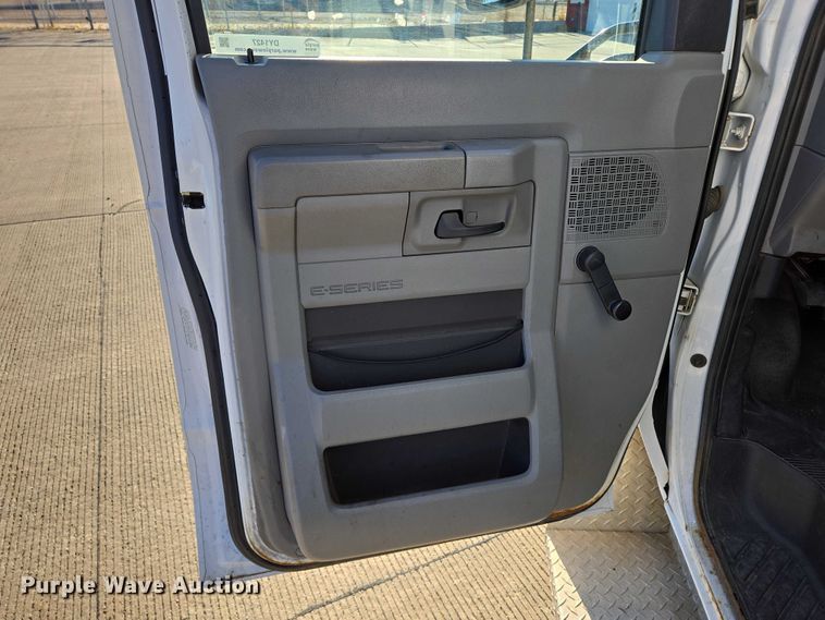 image for item DY1427 2016 Ford E450 shuttle bus