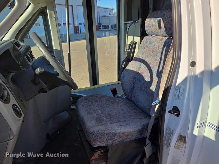 image for item DY1427 2016 Ford E450 shuttle bus