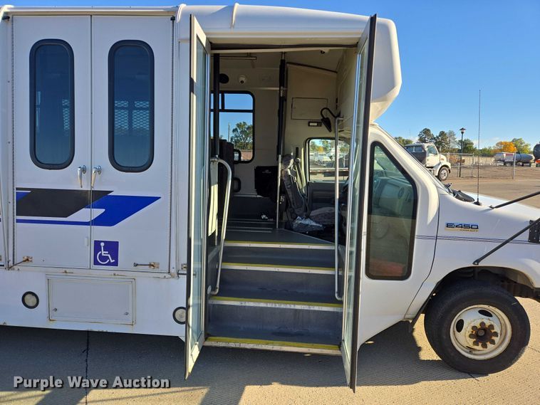 image for item DY1427 2016 Ford E450 shuttle bus
