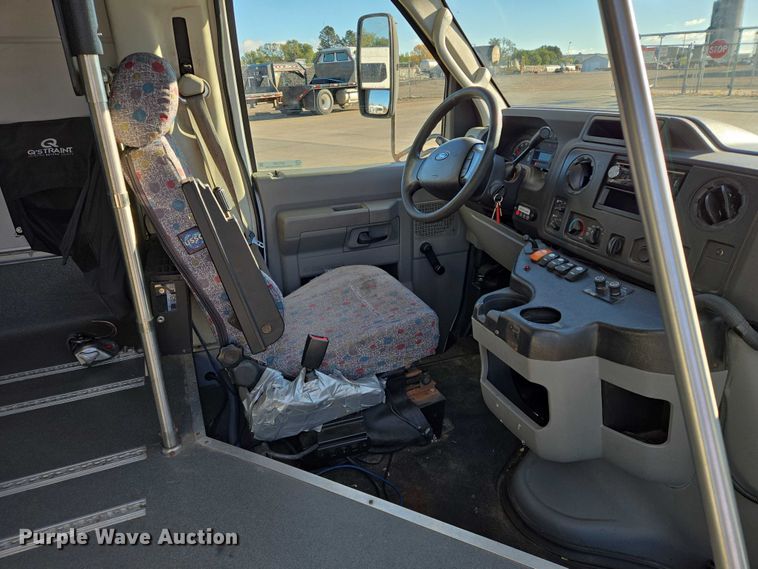 image for item DY1427 2016 Ford E450 shuttle bus