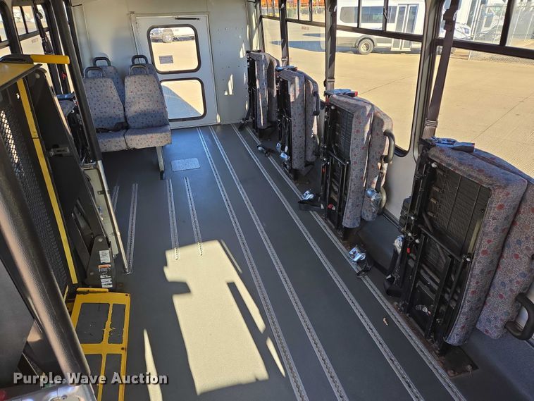 image for item DY1427 2016 Ford E450 shuttle bus