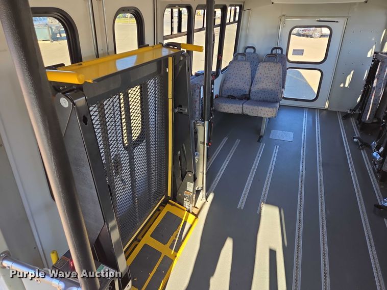 image for item DY1427 2016 Ford E450 shuttle bus