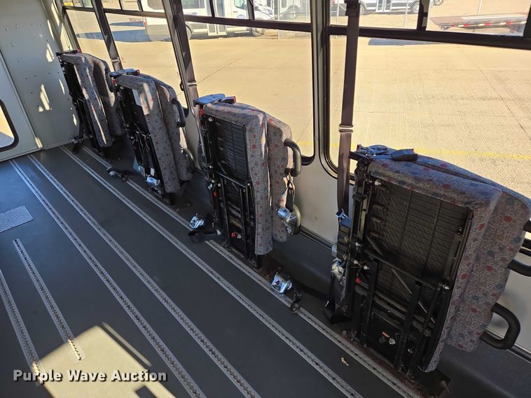 image for item DY1427 2016 Ford E450 shuttle bus