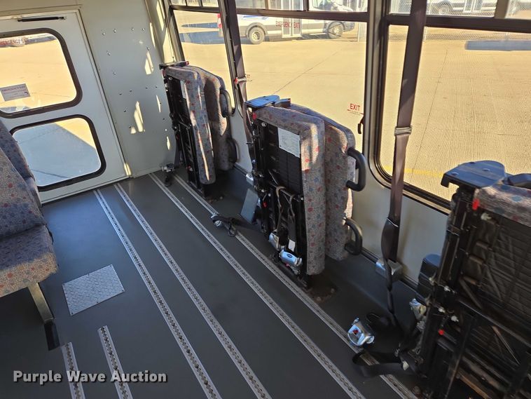 image for item DY1427 2016 Ford E450 shuttle bus