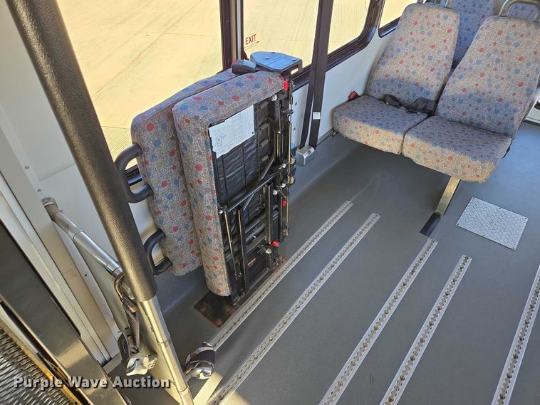 image for item DY1427 2016 Ford E450 shuttle bus