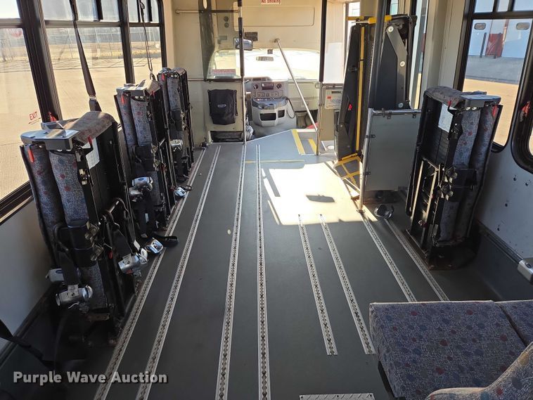 image for item DY1427 2016 Ford E450 shuttle bus