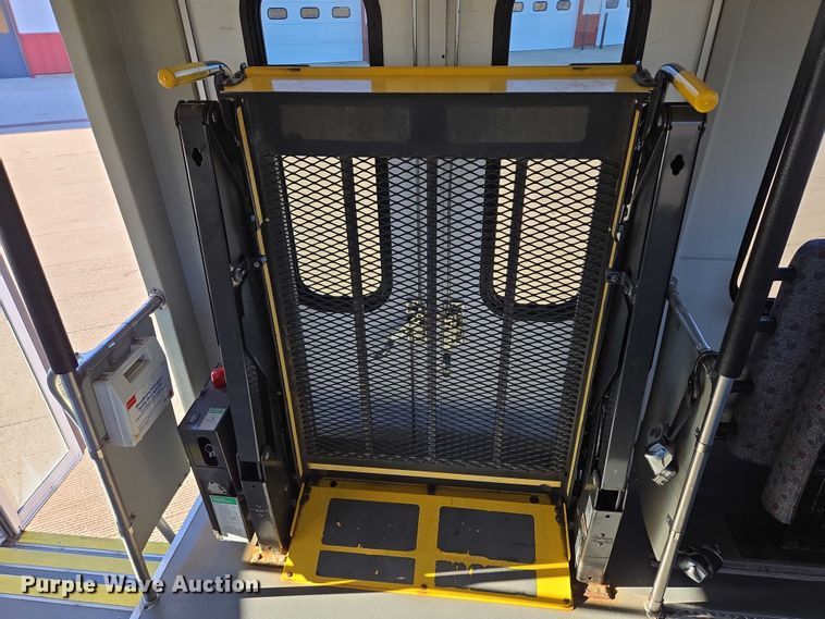 image for item DY1427 2016 Ford E450 shuttle bus