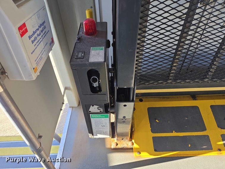 image for item DY1427 2016 Ford E450 shuttle bus