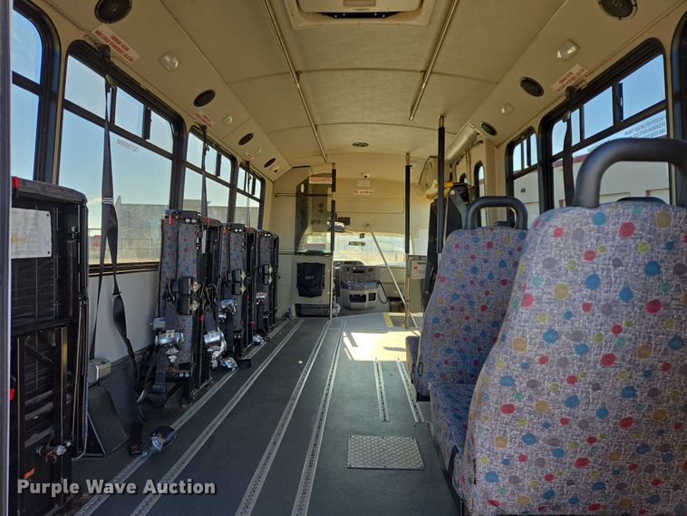 image for item DY1427 2016 Ford E450 shuttle bus