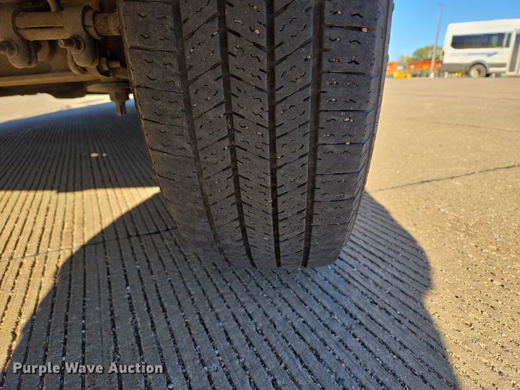 image for item DY1427 2016 Ford E450 shuttle bus