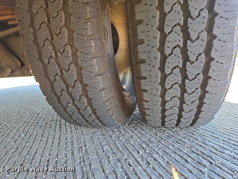 image for item DY1427 2016 Ford E450 shuttle bus