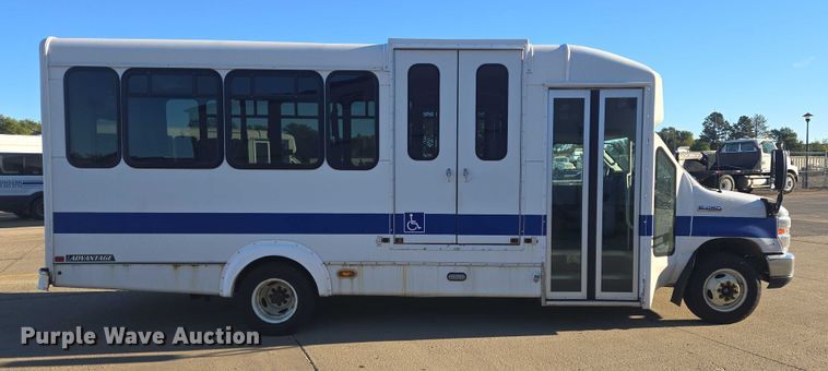 image for item DY1428 2017 Ford  Eldorado National shuttle bus