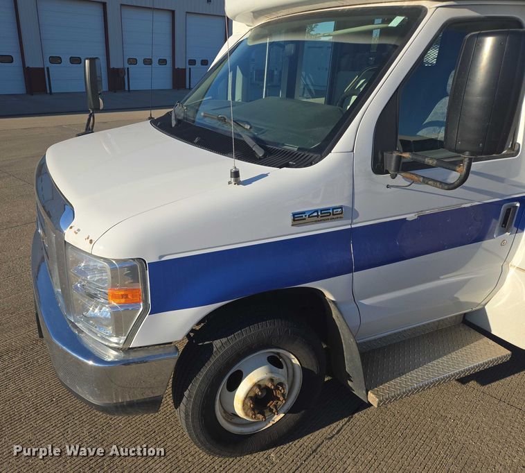 image for item DY1428 2017 Ford  Eldorado National shuttle bus