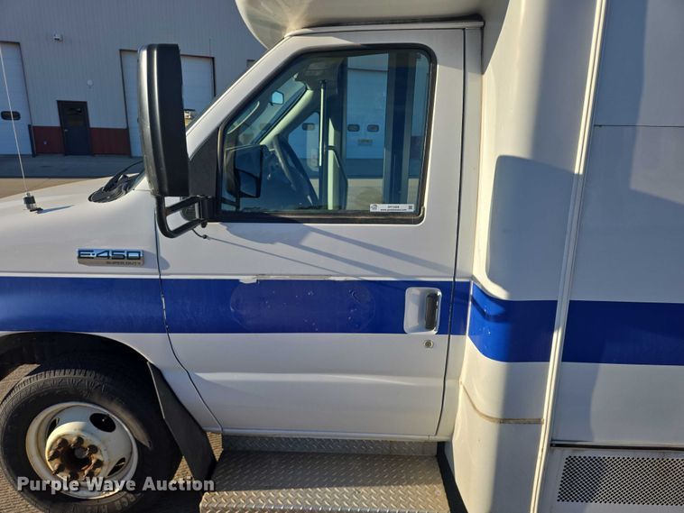 image for item DY1428 2017 Ford  Eldorado National shuttle bus