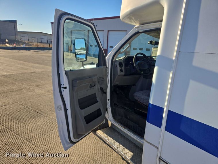 image for item DY1428 2017 Ford  Eldorado National shuttle bus