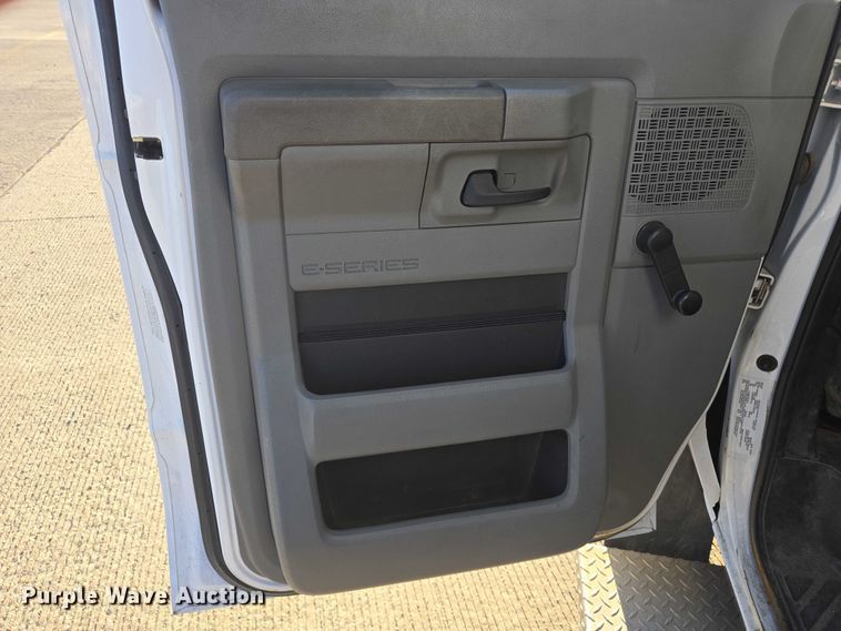 image for item DY1428 2017 Ford  Eldorado National shuttle bus