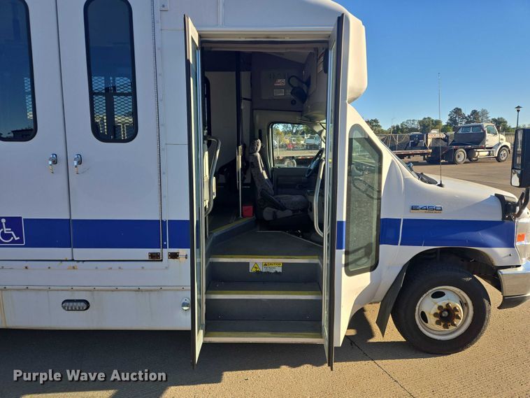 image for item DY1428 2017 Ford  Eldorado National shuttle bus