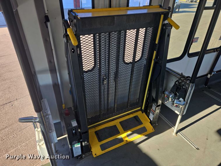 image for item DY1428 2017 Ford  Eldorado National shuttle bus