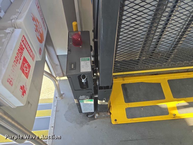 image for item DY1428 2017 Ford  Eldorado National shuttle bus