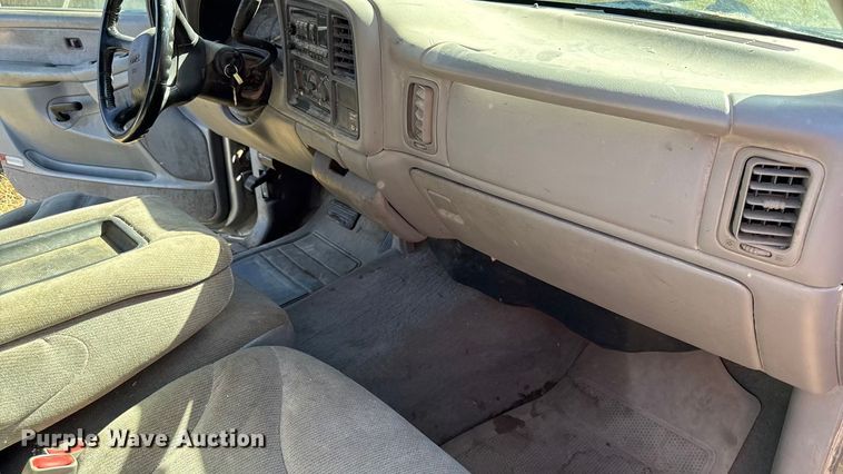 image for item DY8348 2000 GMC Sierra 1500 SLE pickup truck