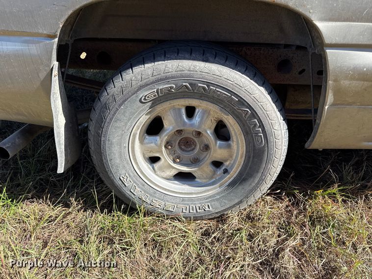 image for item DY8348 2000 GMC Sierra 1500 SLE pickup truck