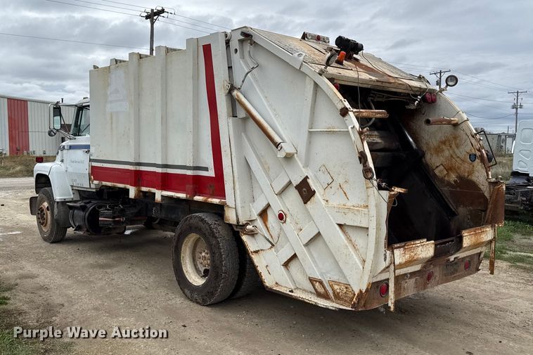 image for item DY8355 1987 Ford L8000 refuse truck