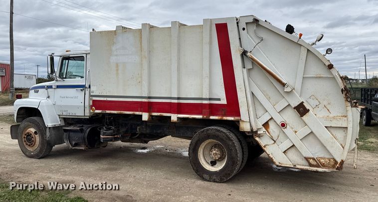 image for item DY8355 1987 Ford L8000 refuse truck
