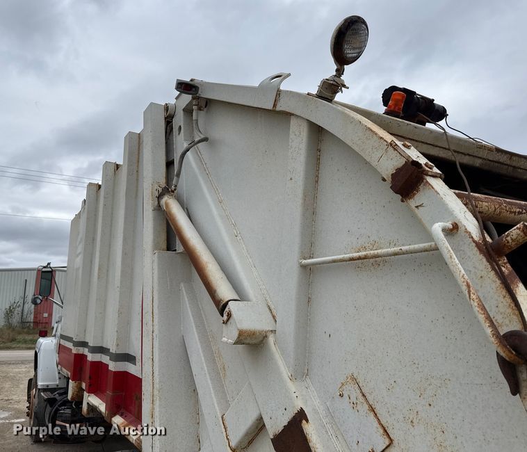 image for item DY8355 1987 Ford L8000 refuse truck