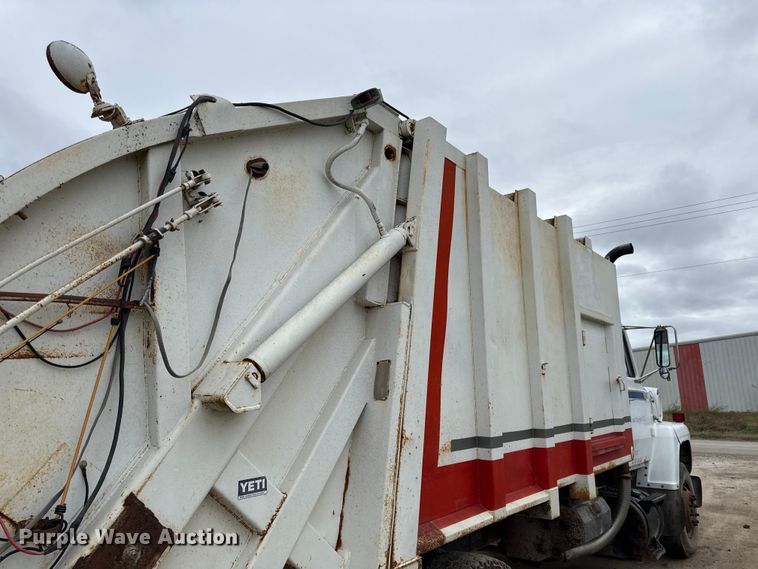 image for item DY8355 1987 Ford L8000 refuse truck