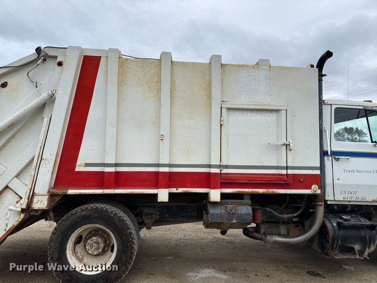 image for item DY8355 1987 Ford L8000 refuse truck