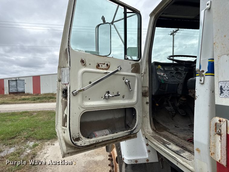 image for item DY8355 1987 Ford L8000 refuse truck