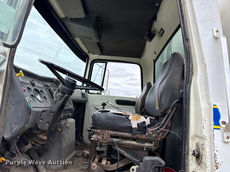 image for item DY8355 1987 Ford L8000 refuse truck