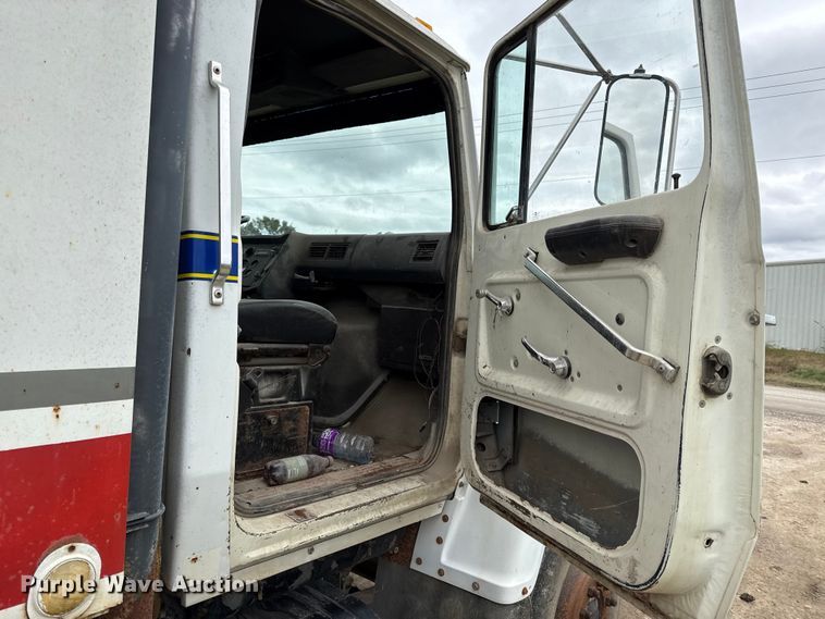 image for item DY8355 1987 Ford L8000 refuse truck