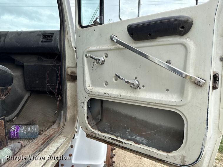 image for item DY8355 1987 Ford L8000 refuse truck