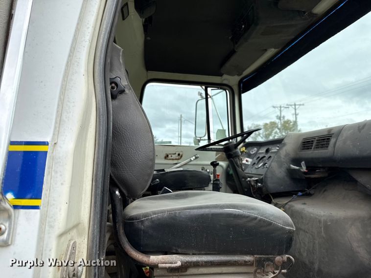 image for item DY8355 1987 Ford L8000 refuse truck