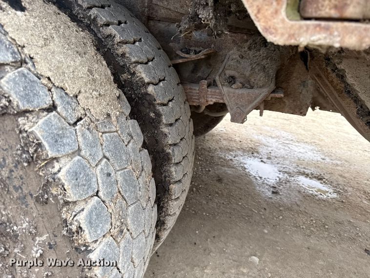 image for item DY8355 1987 Ford L8000 refuse truck