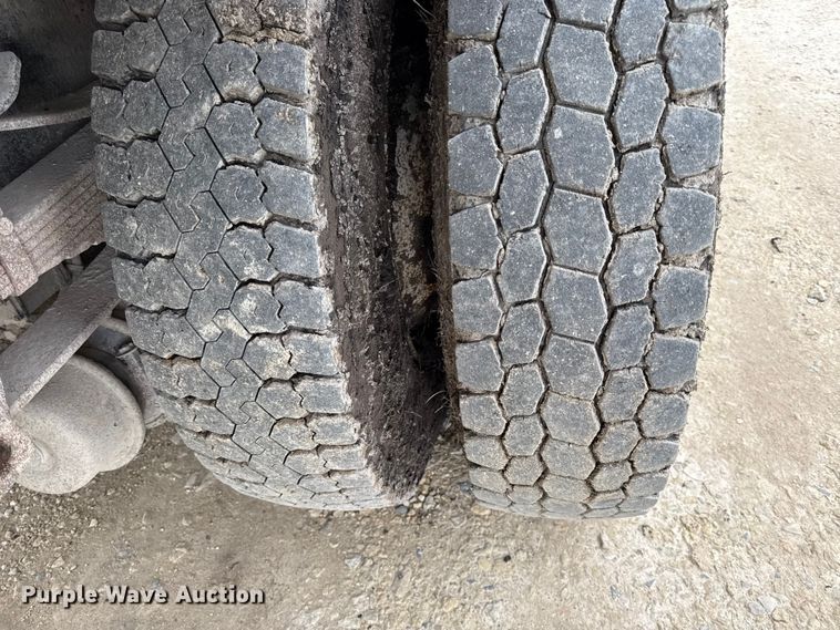 image for item DY8355 1987 Ford L8000 refuse truck