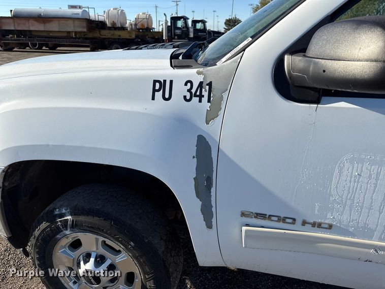 image for item DY8369 2011 GMC Sierra 2500HD Crew Cab pickup truck