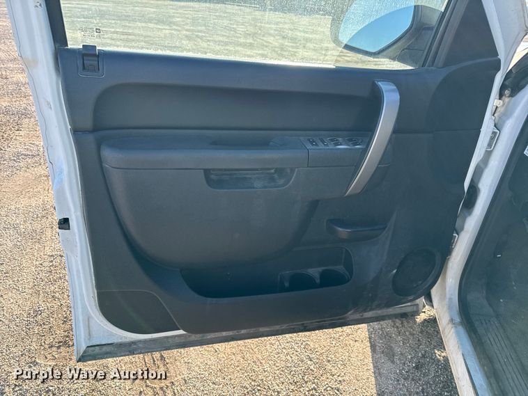 image for item DY8369 2011 GMC Sierra 2500HD Crew Cab pickup truck