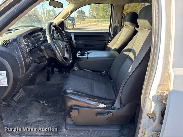 image for item DY8369 2011 GMC Sierra 2500HD Crew Cab pickup truck