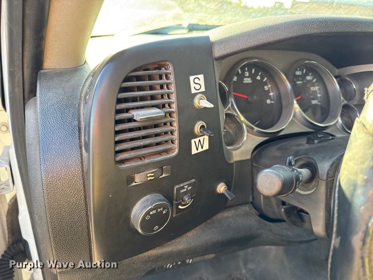 image for item DY8369 2011 GMC Sierra 2500HD Crew Cab pickup truck