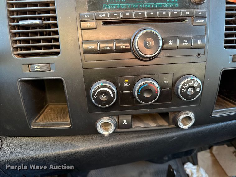 image for item DY8369 2011 GMC Sierra 2500HD Crew Cab pickup truck