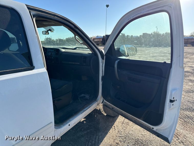 image for item DY8369 2011 GMC Sierra 2500HD Crew Cab pickup truck