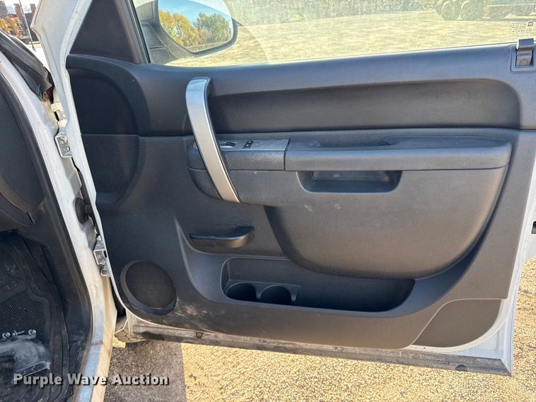 image for item DY8369 2011 GMC Sierra 2500HD Crew Cab pickup truck