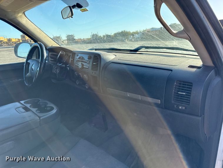 image for item DY8369 2011 GMC Sierra 2500HD Crew Cab pickup truck