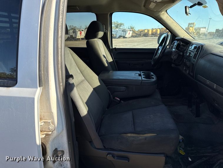 image for item DY8369 2011 GMC Sierra 2500HD Crew Cab pickup truck